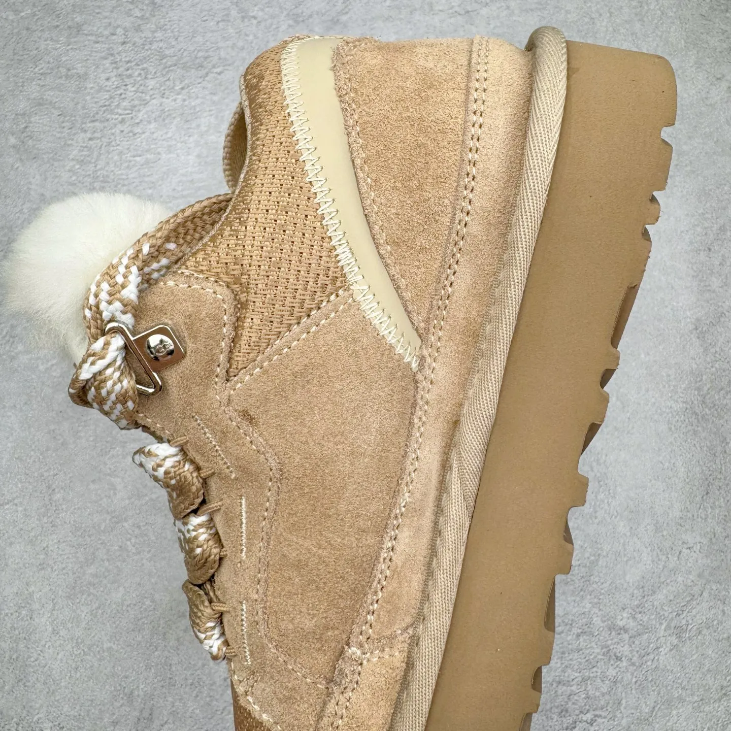 Pick up locally 💰600 UGG 4032 Meyer autumn and winter sheepskin and fur integrated snow boots. All shoes are made from the same factory as ZP. Longfeng A-grade Australian imported sheepskin and fur integrated men's and women's boots. Brand OEM production line. Fully follow the ZP process. OEM original pattern maker. Adhering to the principle of no original shoes and no development selection. Pay attention to every detail. The most authentic version on the market TREADLITE "Light Wing" technology outsole. Lightweight/durable/flexible/pile size: 35 36 37 38 39 40 41 42 43 44 45 Coding: by3936010
